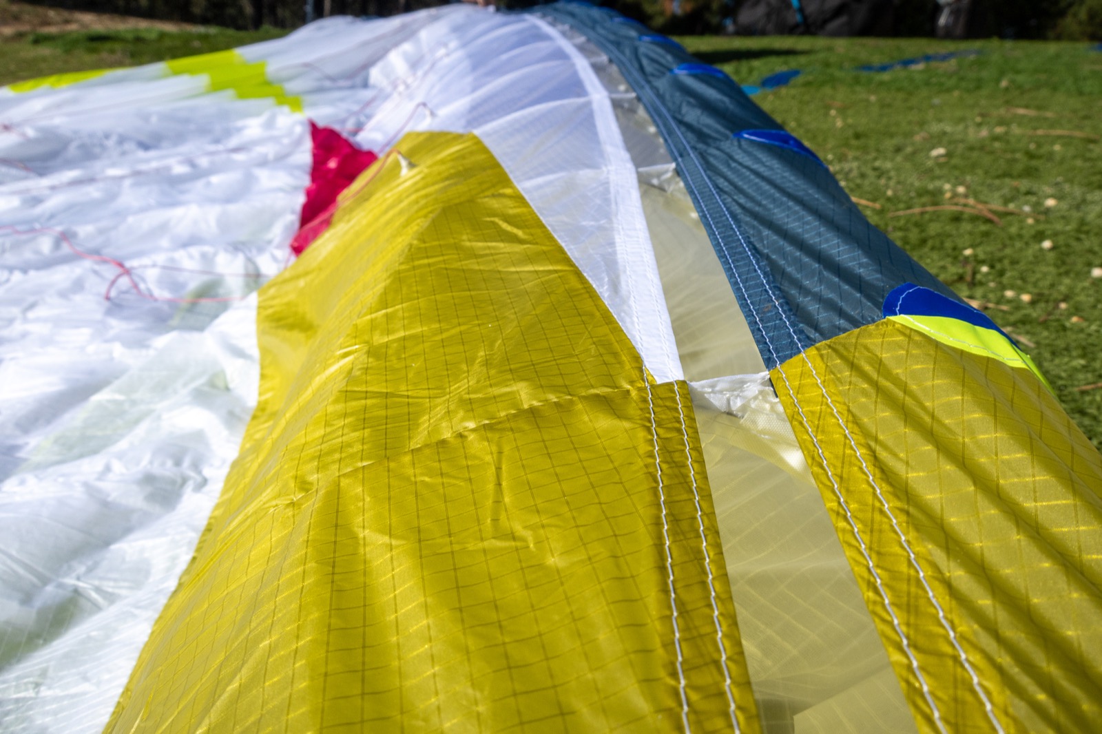 Comment est construit un parapente : de la forme en plan au suspentage