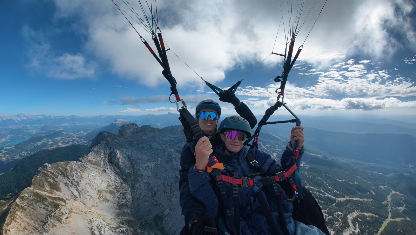 Vol en biplace au-dessus de la vallée