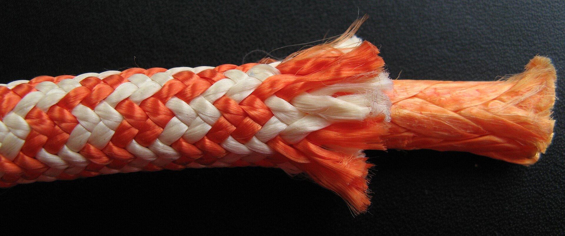 Une corde à âme tressée, dont la gaine a été retirée pour laisser voir les fibres