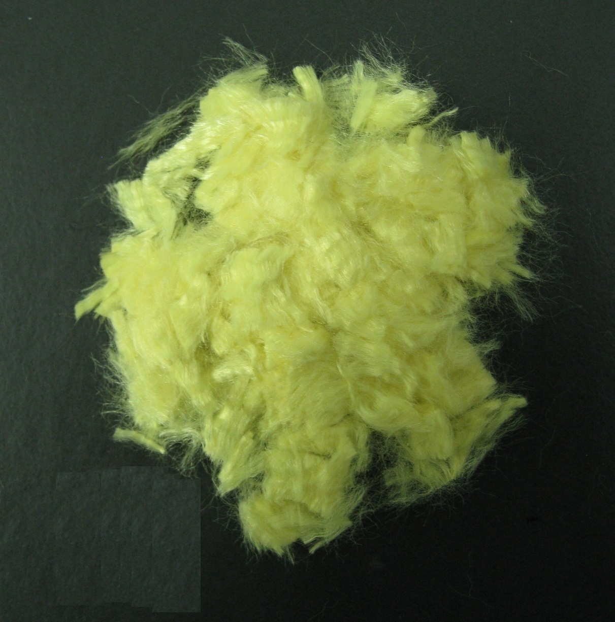 Fibres d'aramide, de couleur jaune