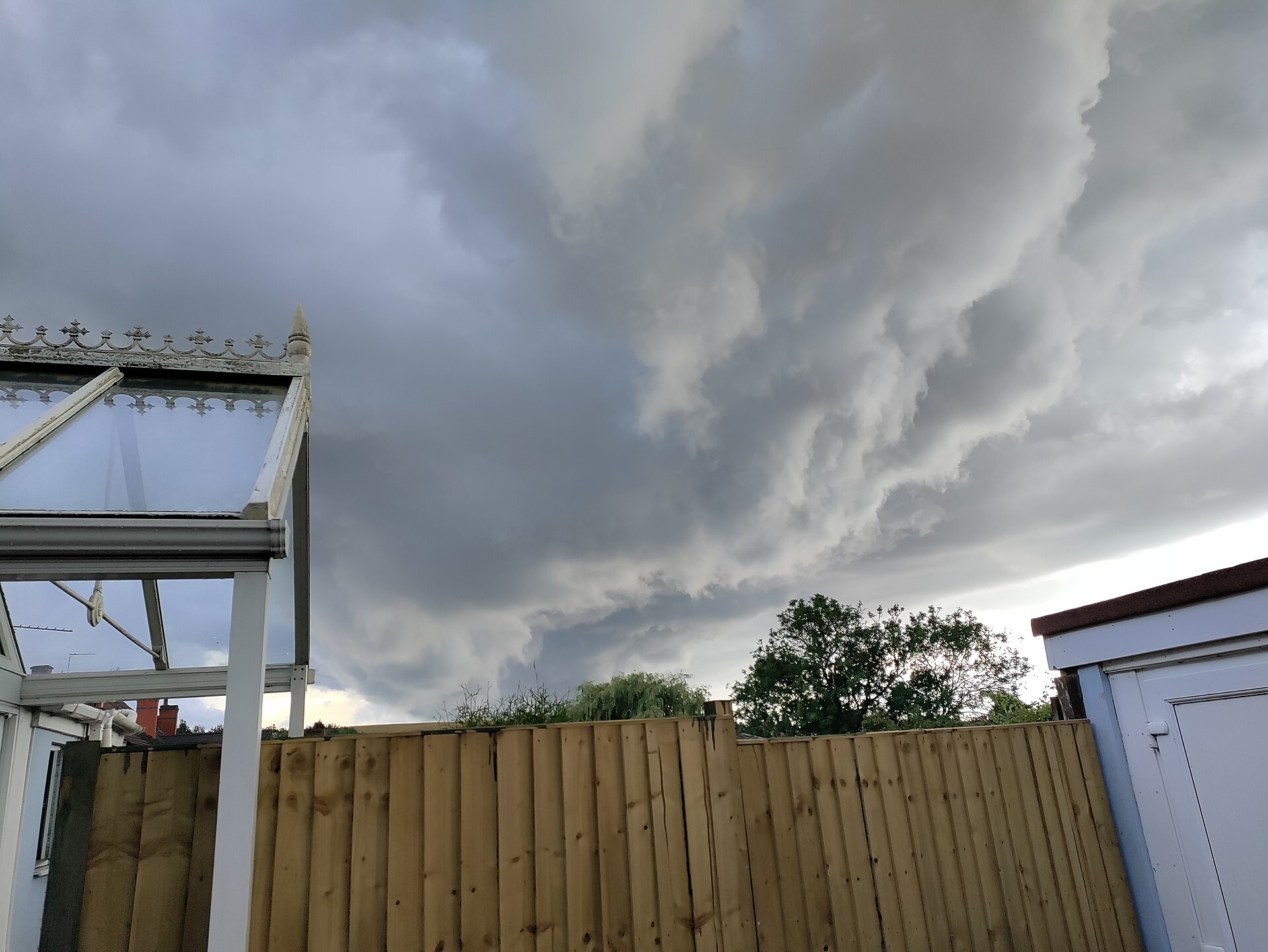 Un nuage en arc (arcus) : le coup de vent de l'orage précède la pluie