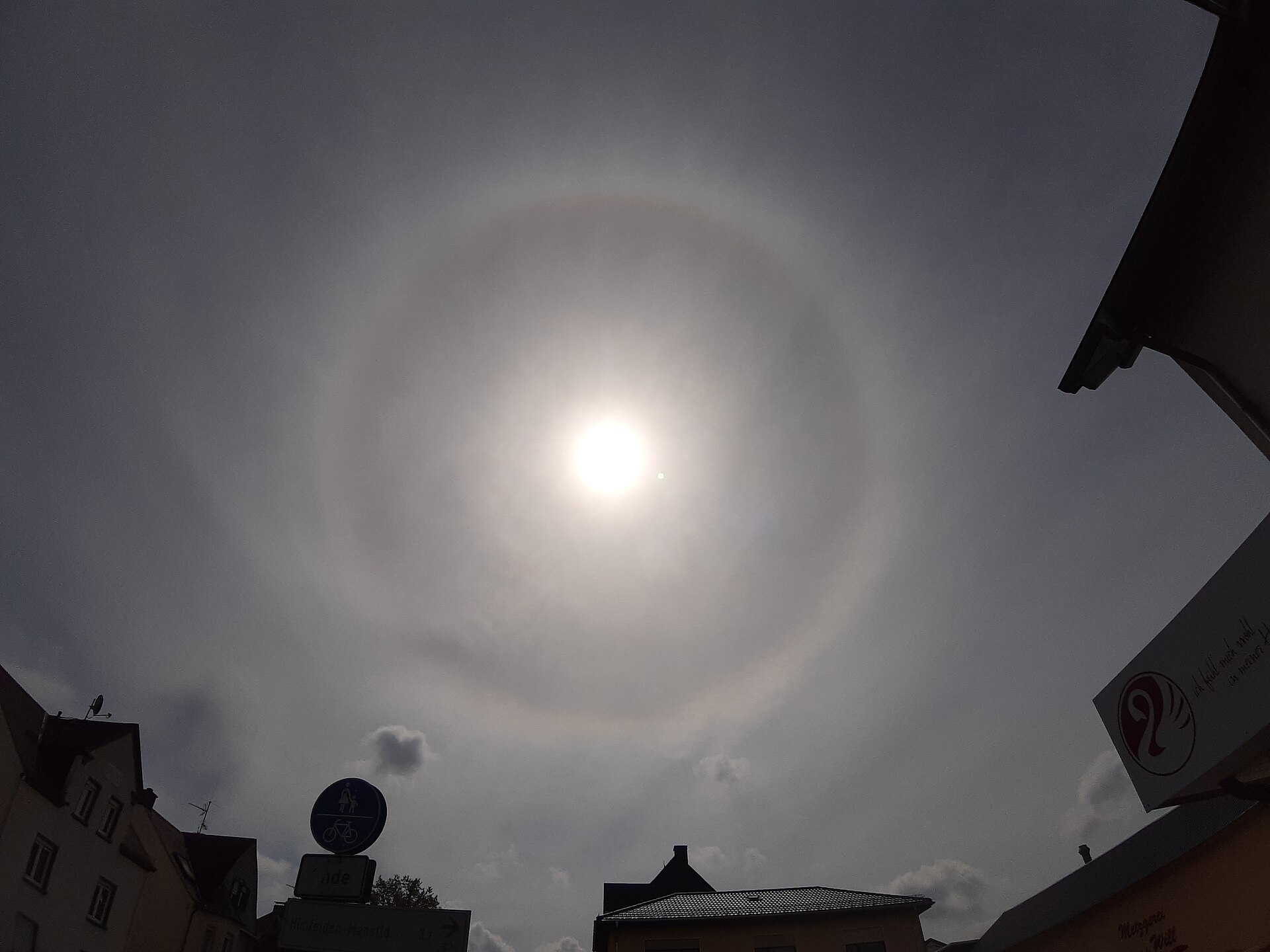 Halo autour du soleil : un cirrostratus annonce l'arrivée d'un front chaud