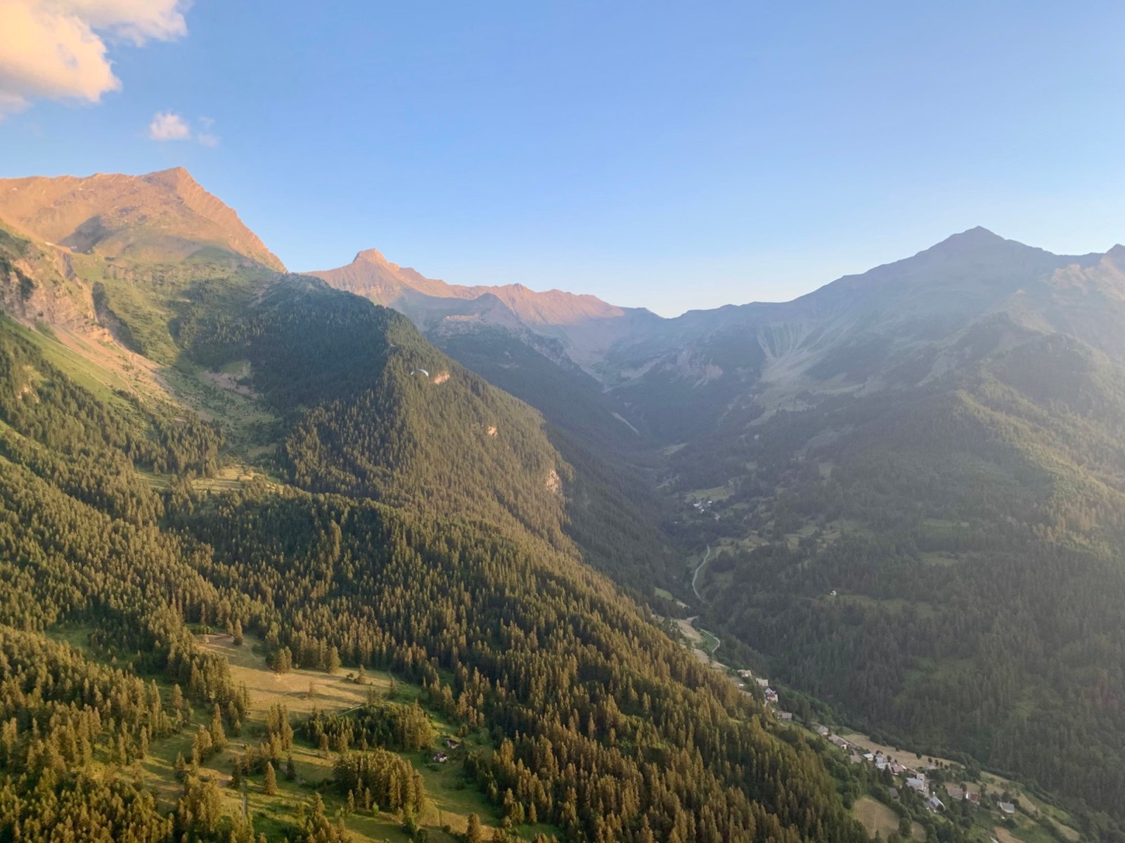 Vallée de montagne au coucher du soleil
