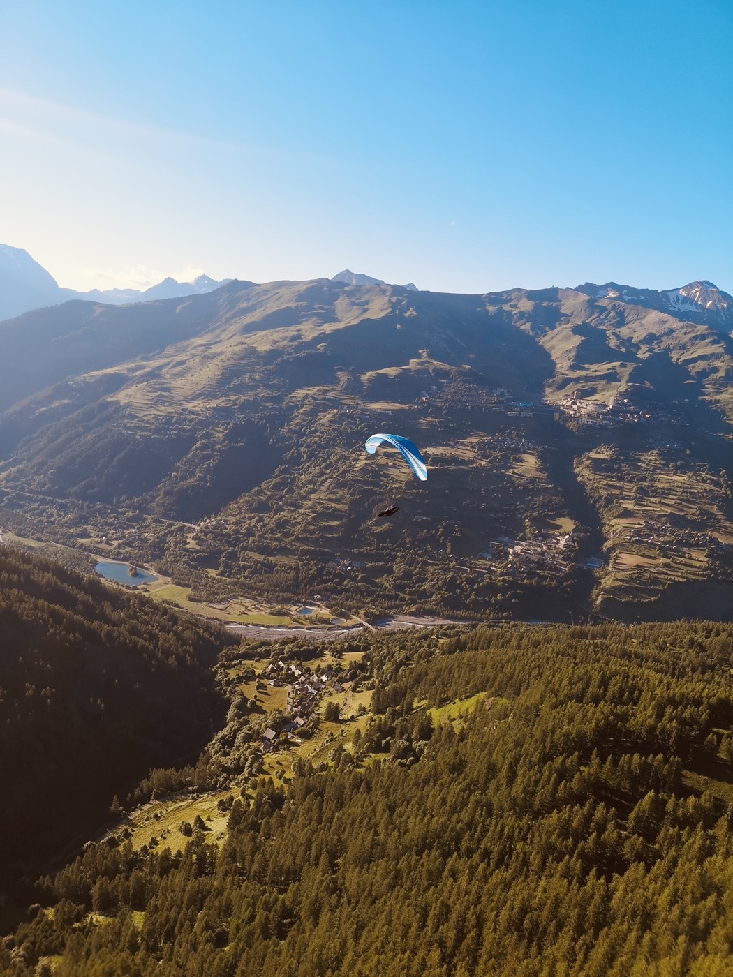 Vallée des Hautes-Alpes vue du ciel