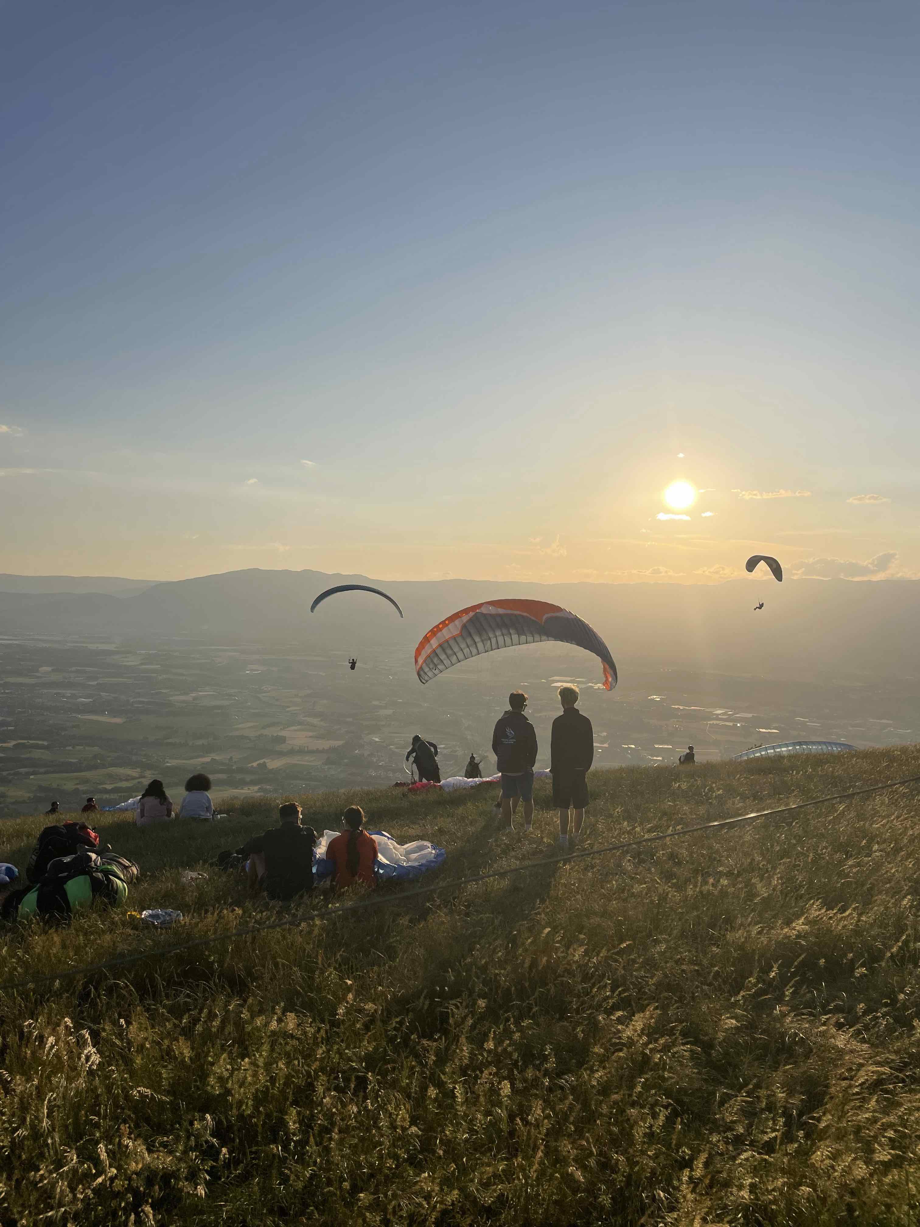 Parapente devant les montagnes